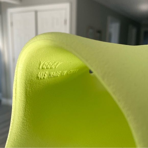 Yeezy slides in glow green - Picture 7 of 7